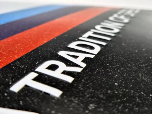 BMW "O tradiție a vitezei" placă metalică (40x30cm)