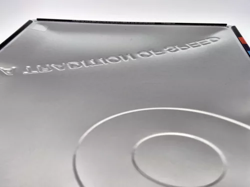 BMW "O tradiție a vitezei" placă metalică (40x30cm)