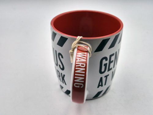 Atenție - Geniu la lucru - cană de ceramică