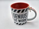 Atenție - Geniu la lucru - cană de ceramică