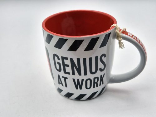 Atenție - Geniu la lucru - cană de ceramică