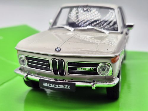 BMW 2002Ti 1966 crem - model auto Welly 1:24