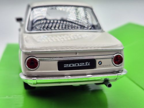 BMW 2002Ti 1966 crem - model auto Welly 1:24