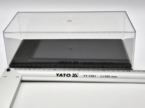 Vitrină - pentru afișarea unei mașini model la scară 1:24 (25.5 x 11.5 x 8.8 cm)