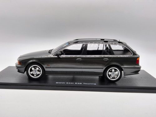 BMW E39 540i touring (1997) - gri - KK Scale - 1:18