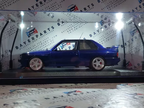 Vitrină / display pentru mașinuță la scară 1:18 - cu iluminare LED - bază neagră