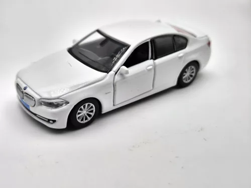 BMW F10 - alb - Tiny Toys - 1:64