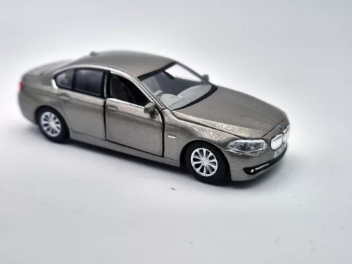 BMW F10 - auriu - Tiny Toys - 1:64