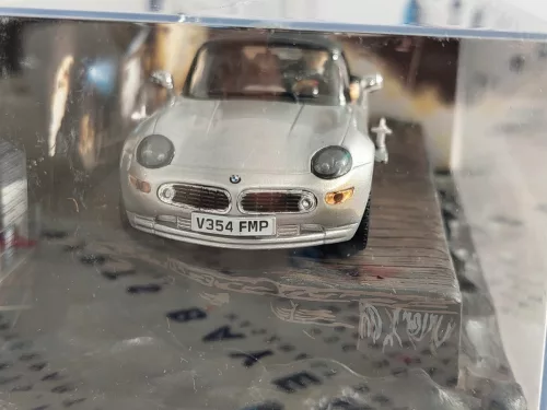 BMW Z8 - James Bond - Lumea nu este de ajuns - A világ nem elég - Edicola - 1:43