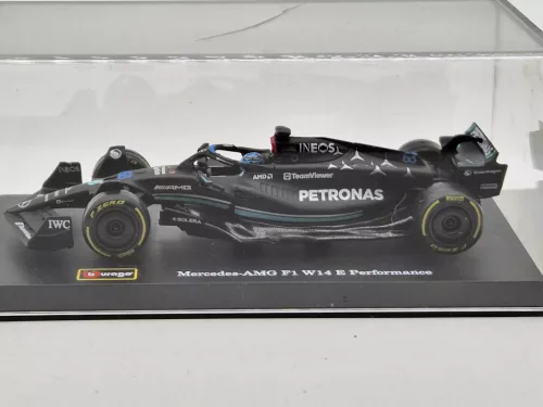 Echipa Mercedes-AMG Petronas W14 F1 #63 (2023) - George Russel - CU PILOT - BBurago - 1:43 - cu mică defecțiune