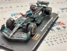 Echipa Mercedes-AMG Petronas W14 F1 #63 (2023) - George Russel - CU PILOT - BBurago - 1:43 - cu mică defecțiune