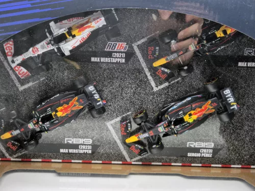 Set Red Bull F1 - 2023 RB19 Max Verstappen - 2023 RB19 Sergio Perez (Miami) - 2022 RB18 Max Verstappen - 2021 RB16B Max Verstappen (Turkish GP) - Bburago -1:43