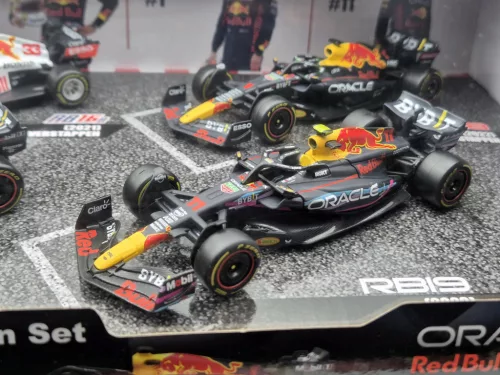 Set Red Bull F1 - 2023 RB19 Max Verstappen - 2023 RB19 Sergio Perez (Miami) - 2022 RB18 Max Verstappen - 2021 RB16B Max Verstappen (Turkish GP) - Bburago -1:43