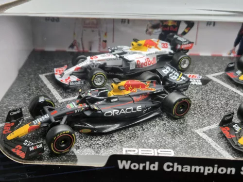 Set Red Bull F1 - 2023 RB19 Max Verstappen - 2023 RB19 Sergio Perez (Miami) - 2022 RB18 Max Verstappen - 2021 RB16B Max Verstappen (Turkish GP) - Bburago -1:43