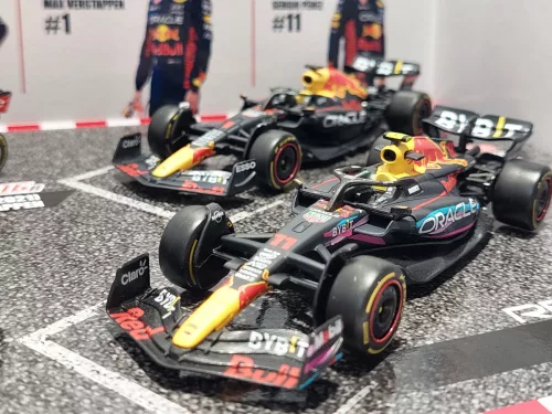Set Red Bull F1 - 2023 RB19 Max Verstappen - 2023 RB19 Sergio Perez (Miami) - 2022 RB18 Max Verstappen - 2021 RB16B Max Verstappen (Turkish GP) - Bburago -1:43