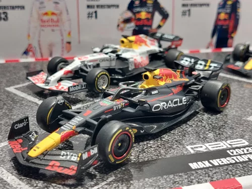 Set Red Bull F1 - 2023 RB19 Max Verstappen - 2023 RB19 Sergio Perez (Miami) - 2022 RB18 Max Verstappen - 2021 RB16B Max Verstappen (Turkish GP) - Bburago -1:43