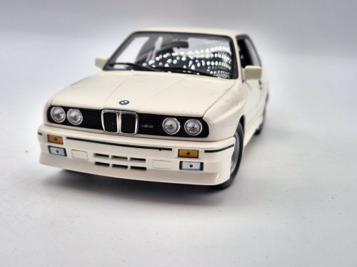 BMW E30 M3 (1987) - alb - Minichamps - 1:18