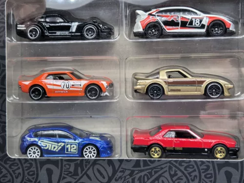 Hot Wheels Temă Japonia - set de 6 bucăți în cutie de cadou - Custom Datsun 240Z - 2018 Honda Civic Type R - 1970 Toyota Celica - Mazda RX-7 - Subaru WRX STi0 - 1982 Nissan Skyline R30 - Hot Wheels - 1:64
