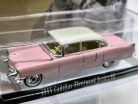 Cadillac Fleetwood Seria 60 (1955) - Elvis Presley - roz/alb - Greenlight - 1:64