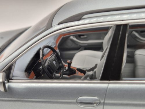 BMW E39 Touring (1998) - argintiu - Triple9 - 1:18
