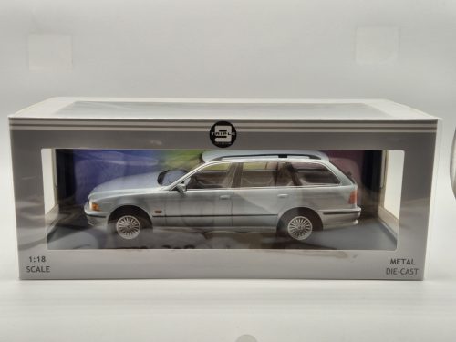 BMW E39 Touring (1998) - argintiu - Triple9 - 1:18