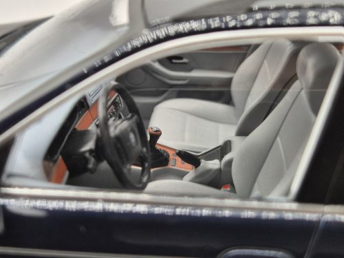 BMW E39 Touring (1998) - albastru - Triple9 - 1:18