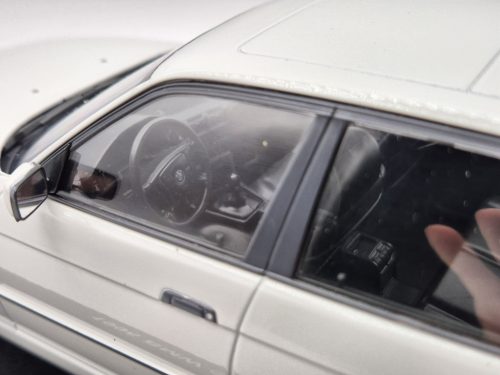 BMW E34 Touring (1996) - alb - Triple9 - 1:18