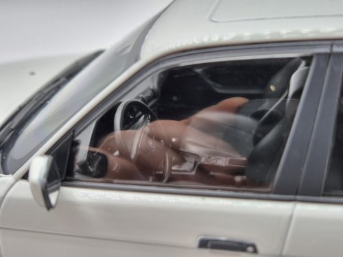 BMW E34 Touring (1996) - alb - Triple9 - 1:18