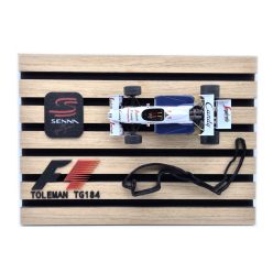   Toleman Hart TG184 F1 #19 (1984) - Ayrton Senna - pe placă decorativă - obiect decorativ - Edicola - 1:24