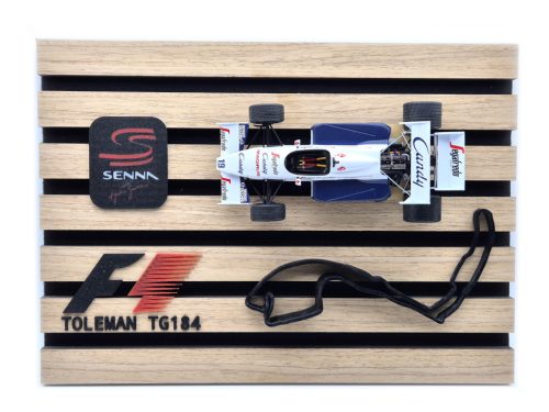 Toleman Hart TG184 F1 #19 (1984) - Ayrton Senna - pe placă decorativă - obiect decorativ - Edicola - 1:24