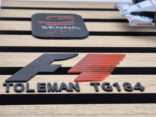 Toleman Hart TG184 F1 #19 (1984) - Ayrton Senna - pe placă decorativă - obiect decorativ - Edicola - 1:24