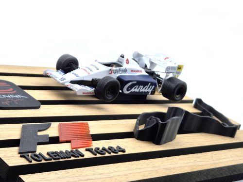 Toleman Hart TG184 F1 #19 (1984) - Ayrton Senna - pe placă decorativă - obiect decorativ - Edicola - 1:24