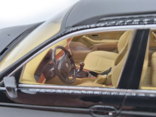 BMW E39 Touring (1998) – negru – Triple9 – model 1:18