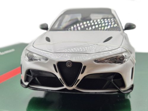 Alfa Romeo Giulia GTAm (2020) - trophy white / alb - Bburago - 1:18