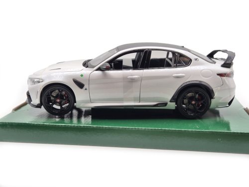 Alfa Romeo Giulia GTAm (2020) - trophy white / alb - Bburago - 1:18